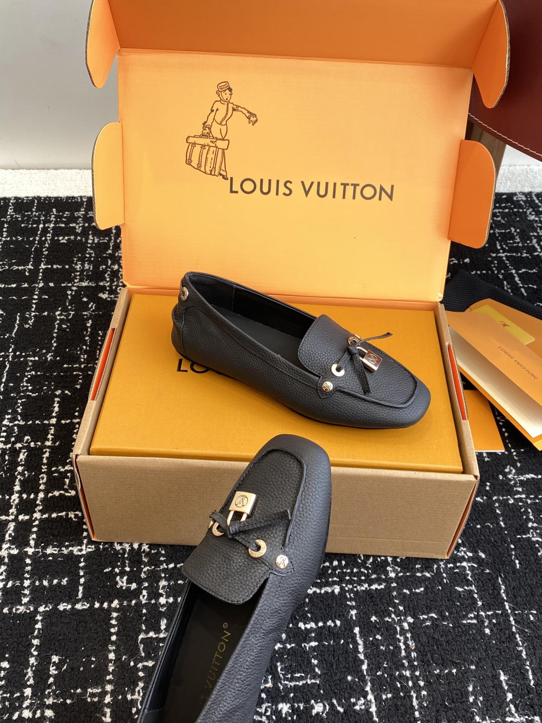 代购级
Louis vuitton 25ss 平底乐福鞋  豆豆鞋，采用优质牛皮 轻盈舒适的莫卡辛结构搭