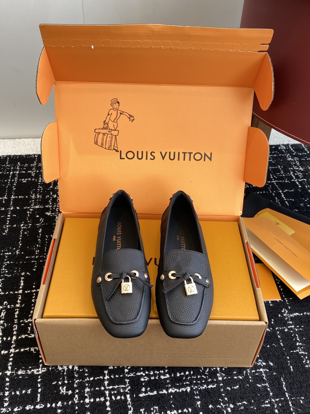代购级
Louis vuitton 25ss 平底乐福鞋  豆豆鞋，采用优质牛皮 轻盈舒适的莫卡辛结构搭