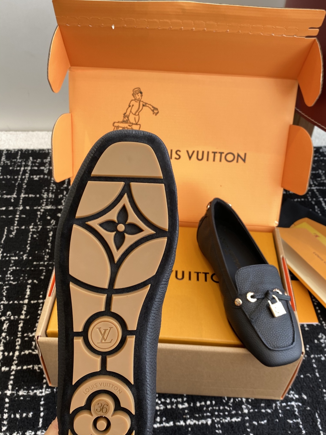代购级
Louis vuitton 25ss 平底乐福鞋  豆豆鞋，采用优质牛皮 轻盈舒适的莫卡辛结构搭