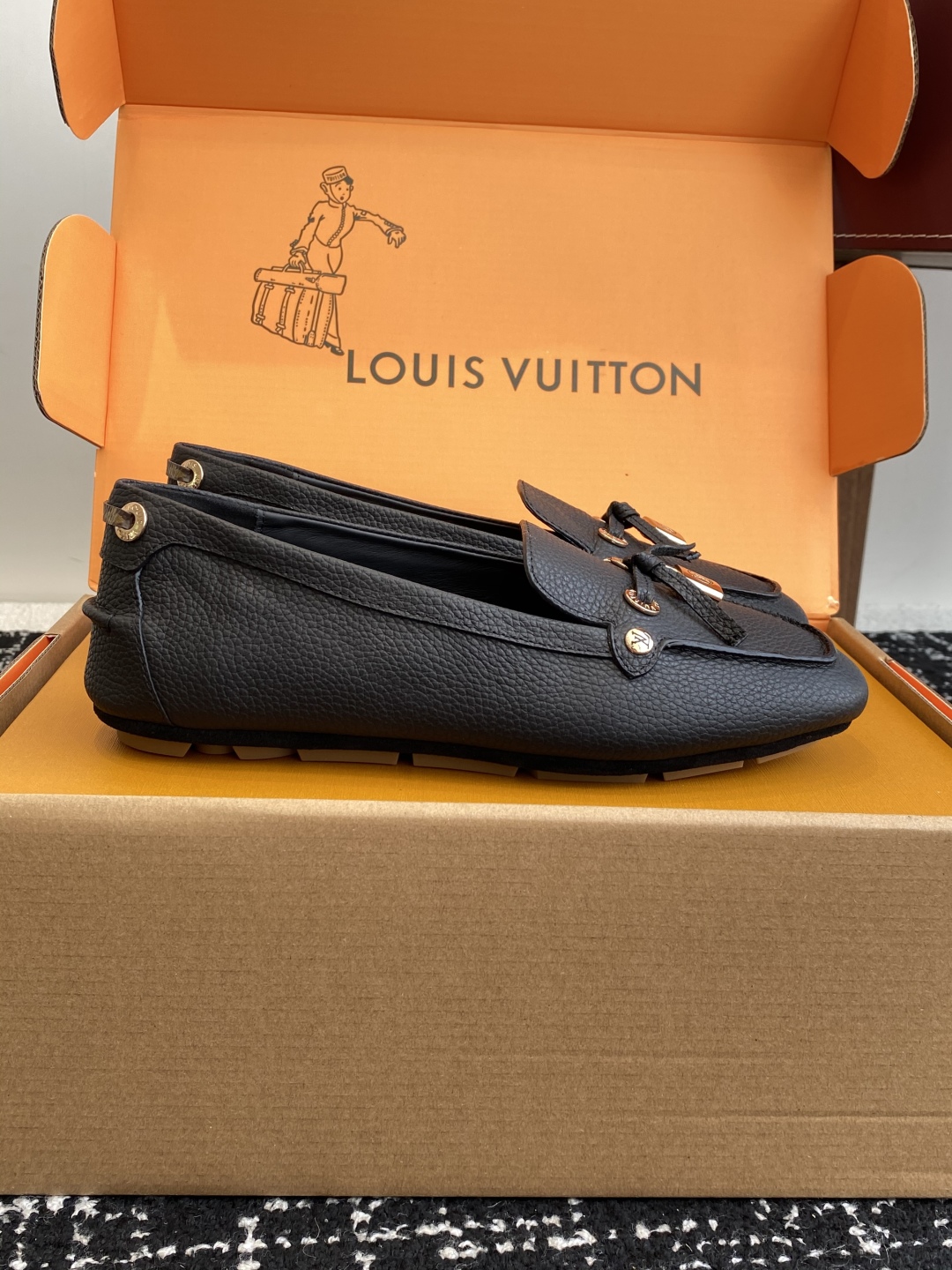 代购级
Louis vuitton 25ss 平底乐福鞋  豆豆鞋，采用优质牛皮 轻盈舒适的莫卡辛结构搭