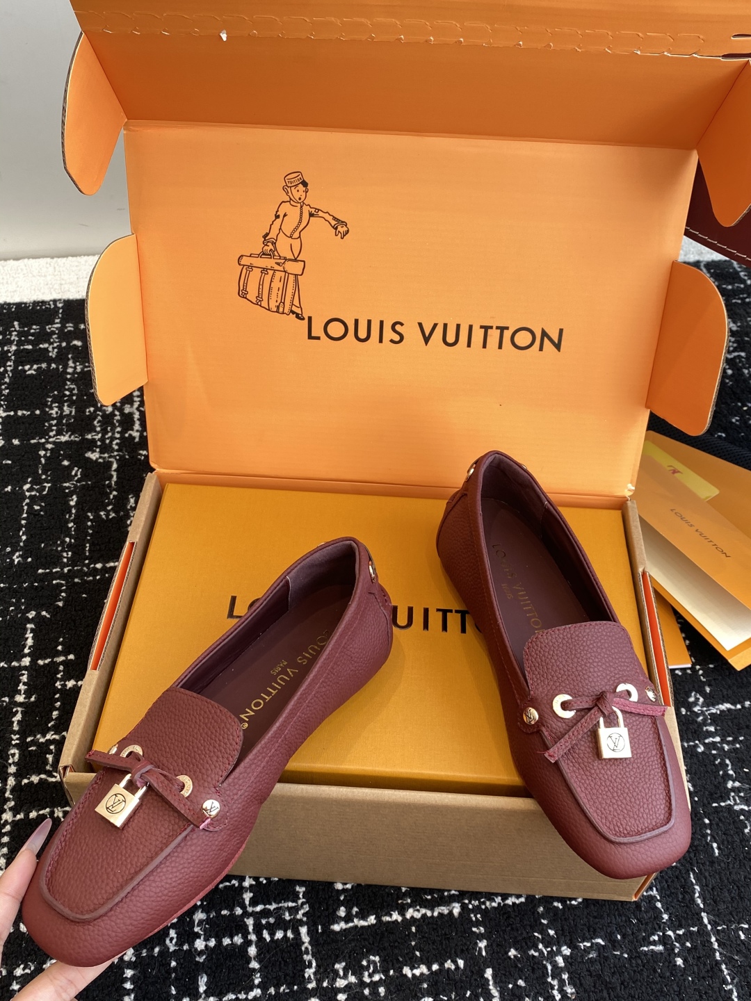 代购级
Louis vuitton 25ss 平底乐福鞋  豆豆鞋，采用优质牛皮 轻盈舒适的莫卡辛结构搭