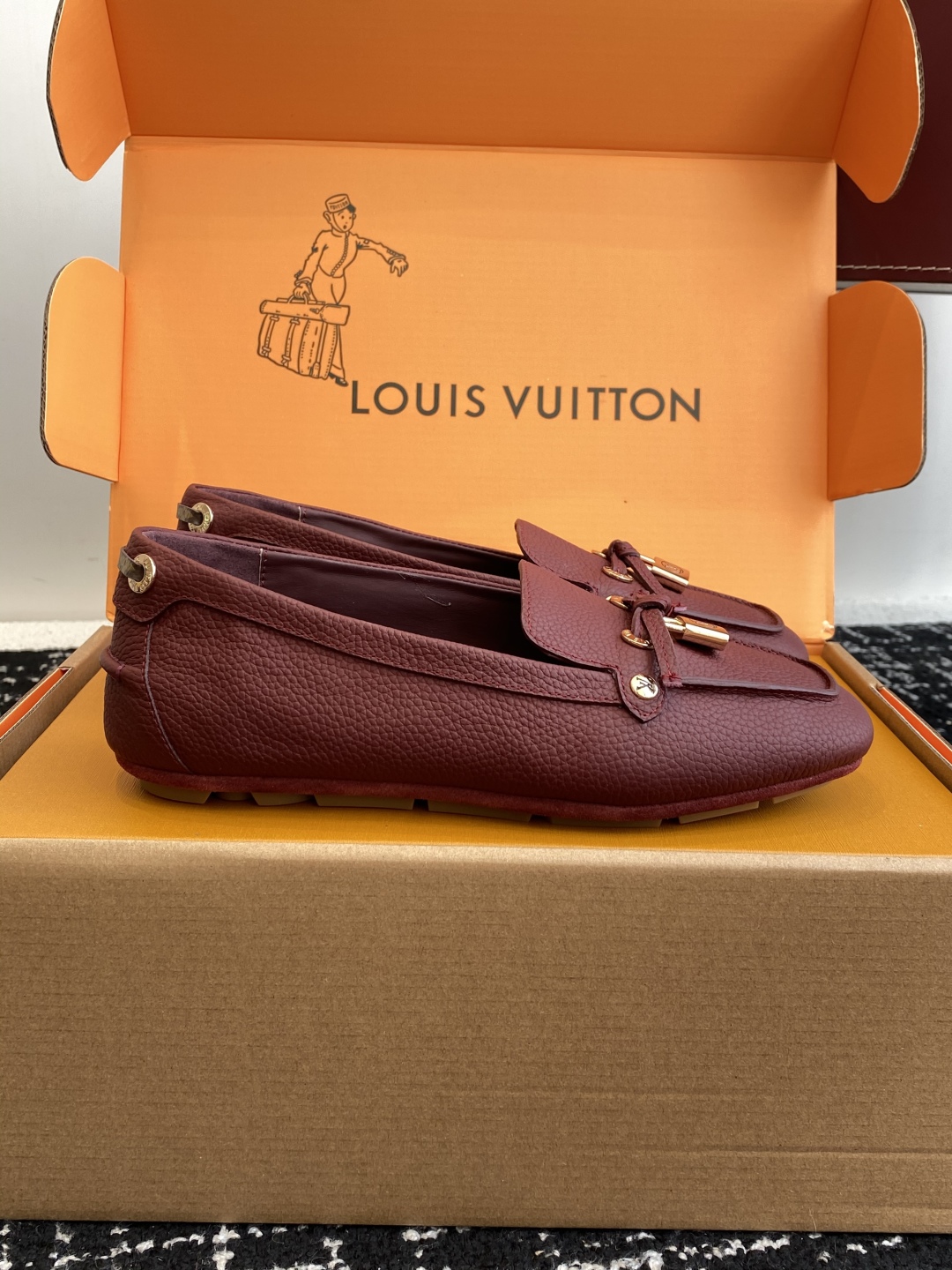 代购级
Louis vuitton 25ss 平底乐福鞋  豆豆鞋，采用优质牛皮 轻盈舒适的莫卡辛结构搭