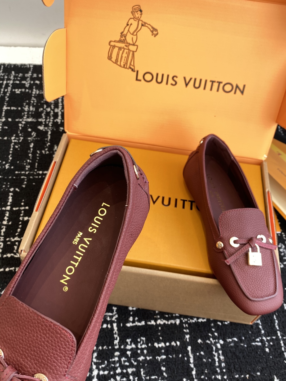 代购级
Louis vuitton 25ss 平底乐福鞋  豆豆鞋，采用优质牛皮 轻盈舒适的莫卡辛结构搭