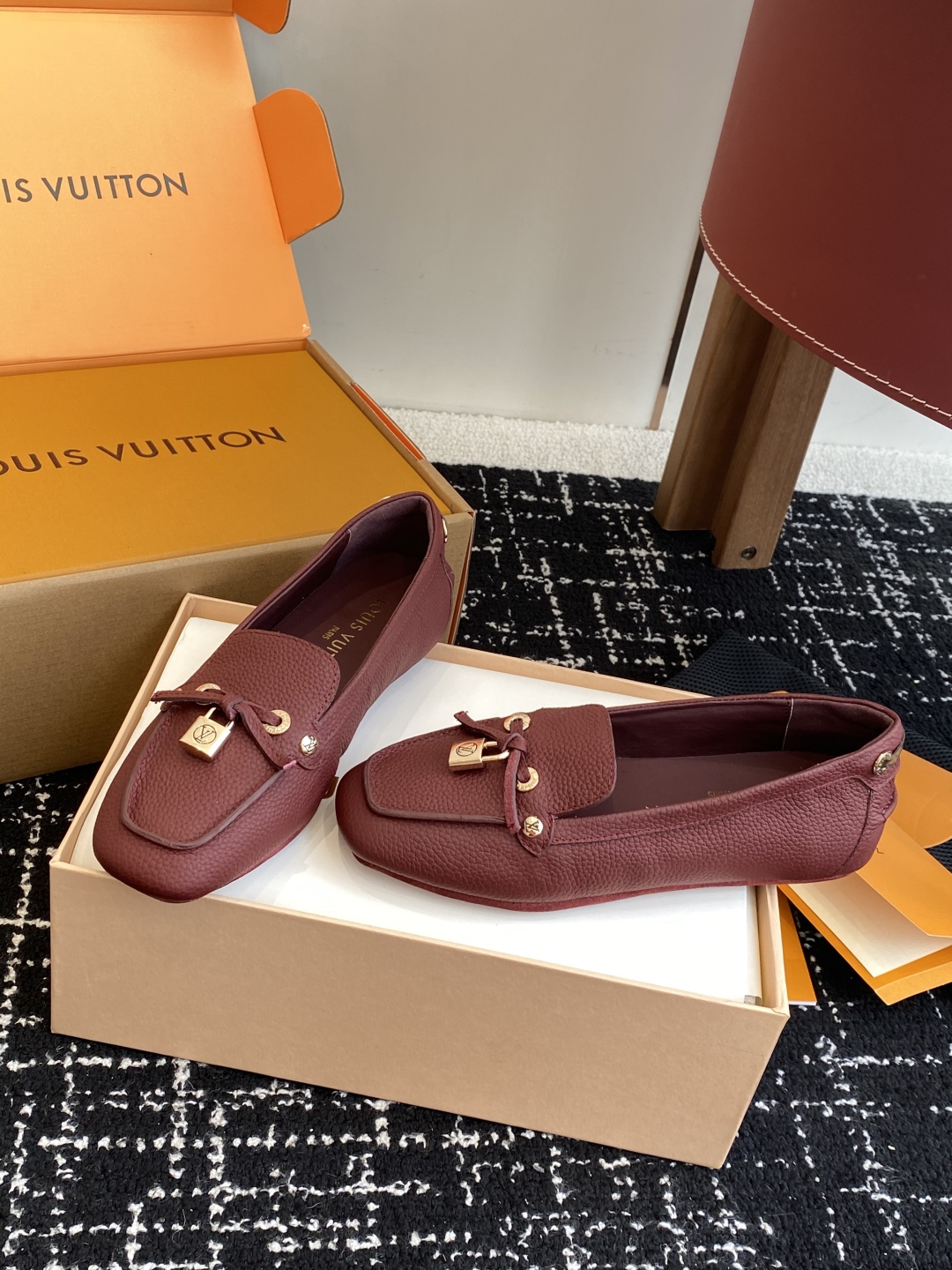 代购级
Louis vuitton 25ss 平底乐福鞋  豆豆鞋，采用优质牛皮 轻盈舒适的莫卡辛结构搭