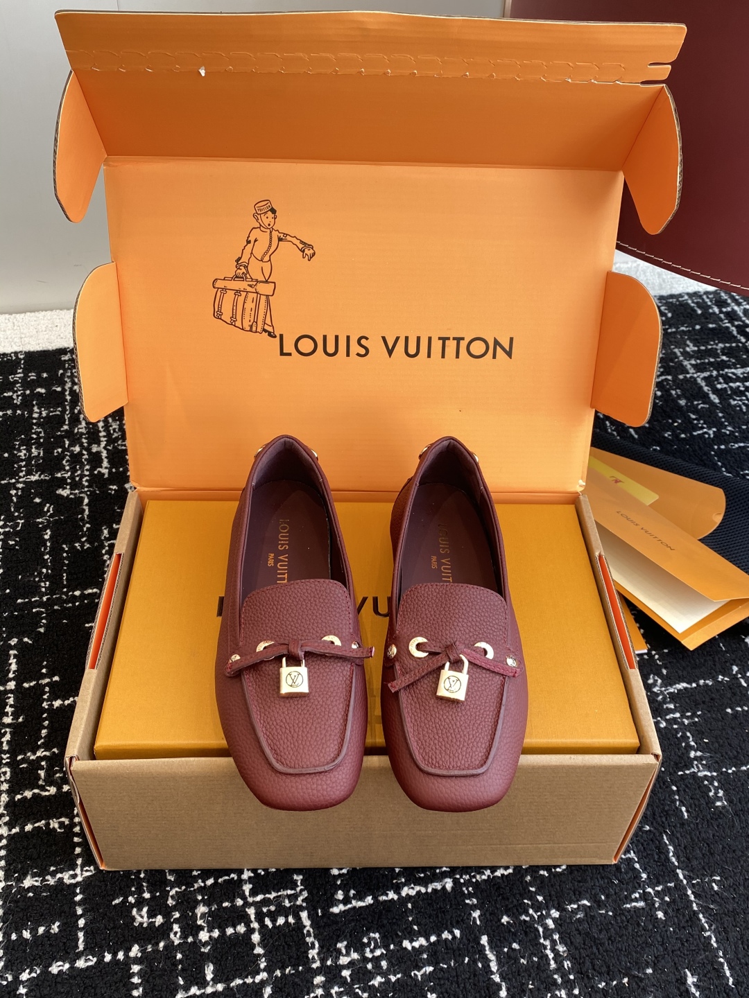 代购级
Louis vuitton 25ss 平底乐福鞋  豆豆鞋，采用优质牛皮 轻盈舒适的莫卡辛结构搭