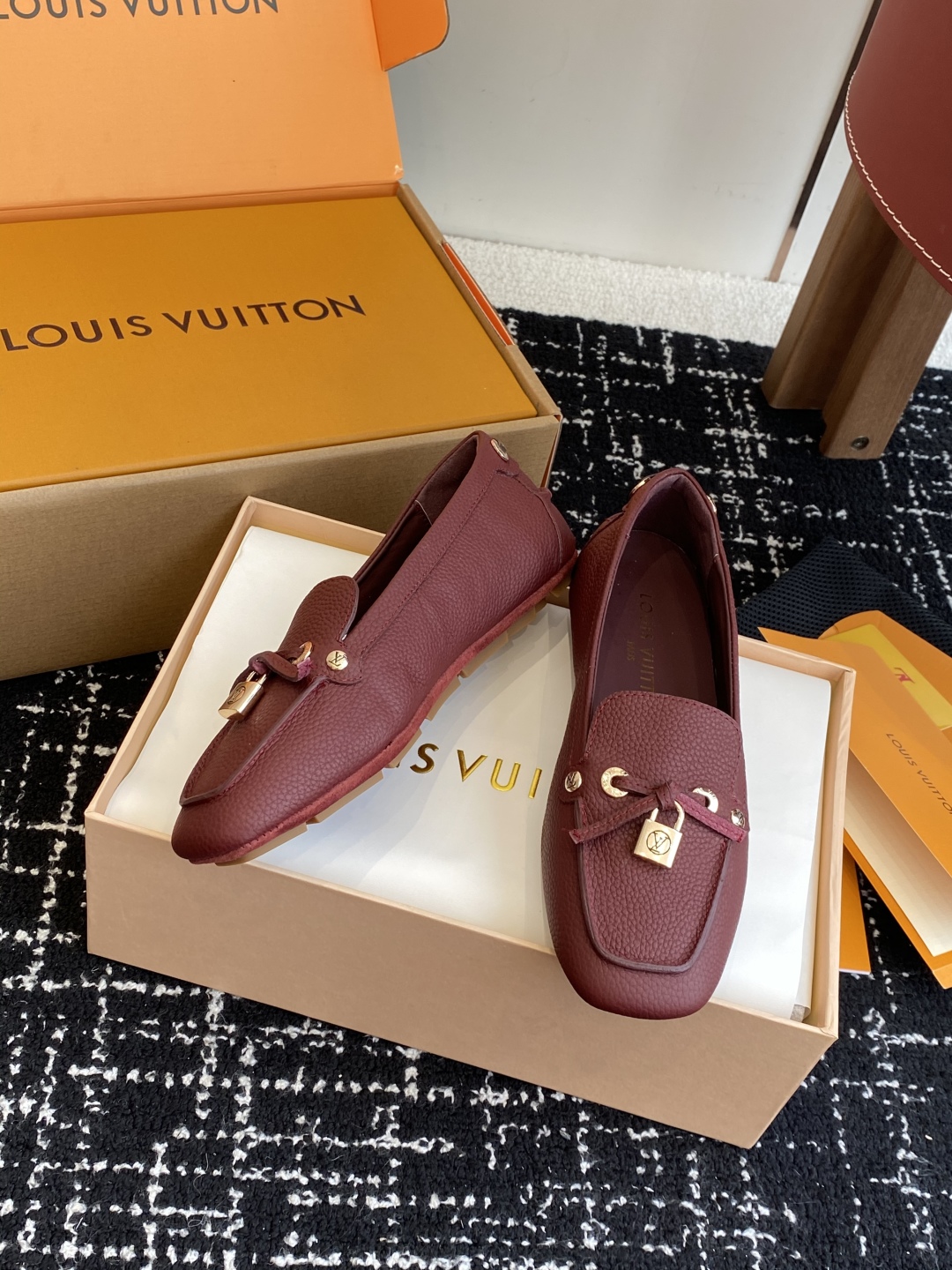 代购级
Louis vuitton 25ss 平底乐福鞋  豆豆鞋，采用优质牛皮 轻盈舒适的莫卡辛结构搭