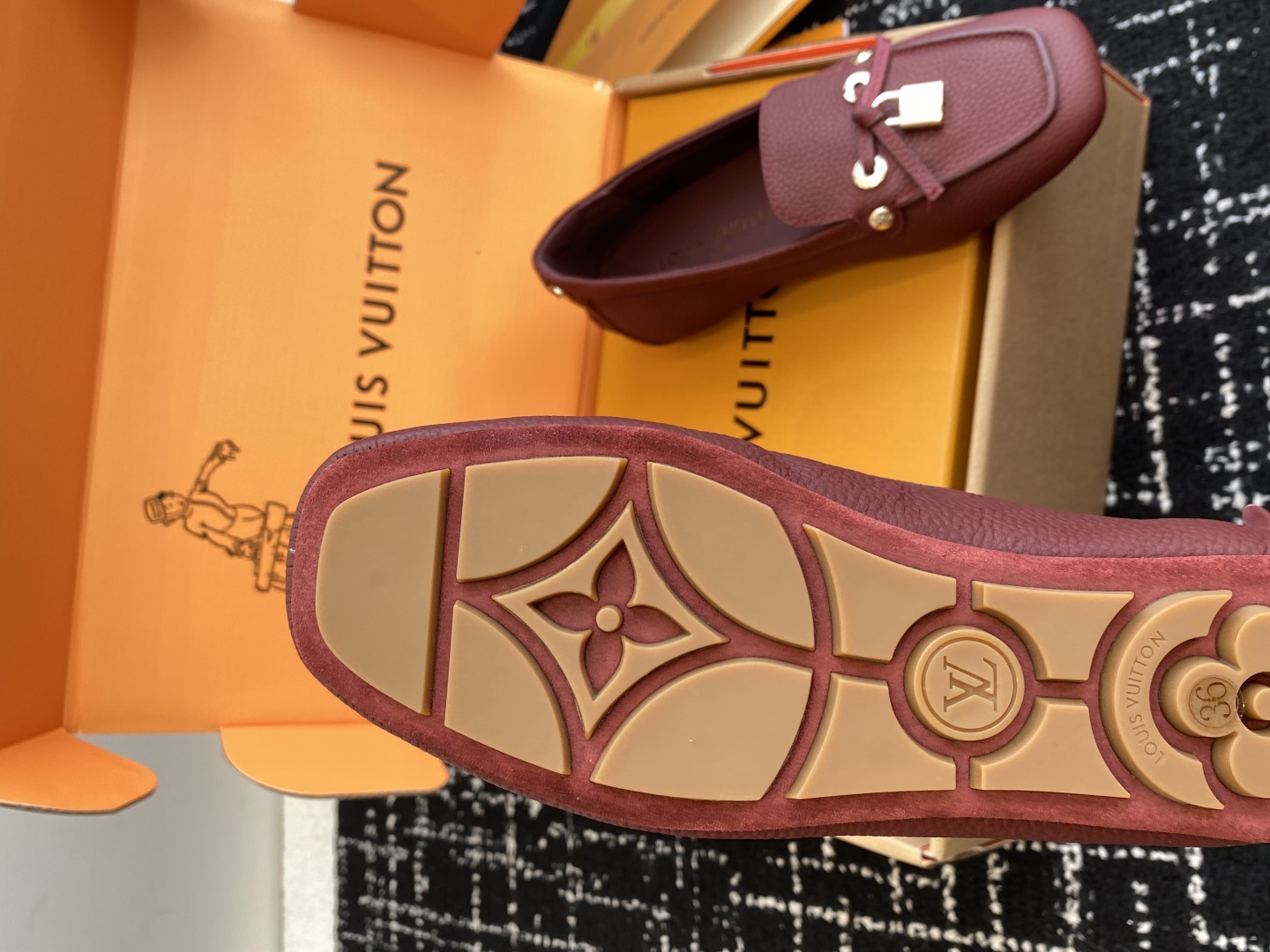 代购级
Louis vuitton 25ss 平底乐福鞋  豆豆鞋，采用优质牛皮 轻盈舒适的莫卡辛结构搭