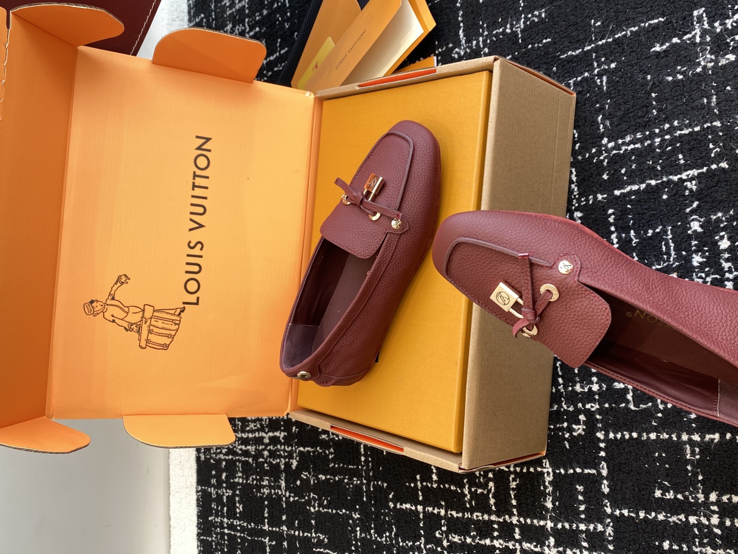 代购级
Louis vuitton 25ss 平底乐福鞋  豆豆鞋，采用优质牛皮 轻盈舒适的莫卡辛结构搭