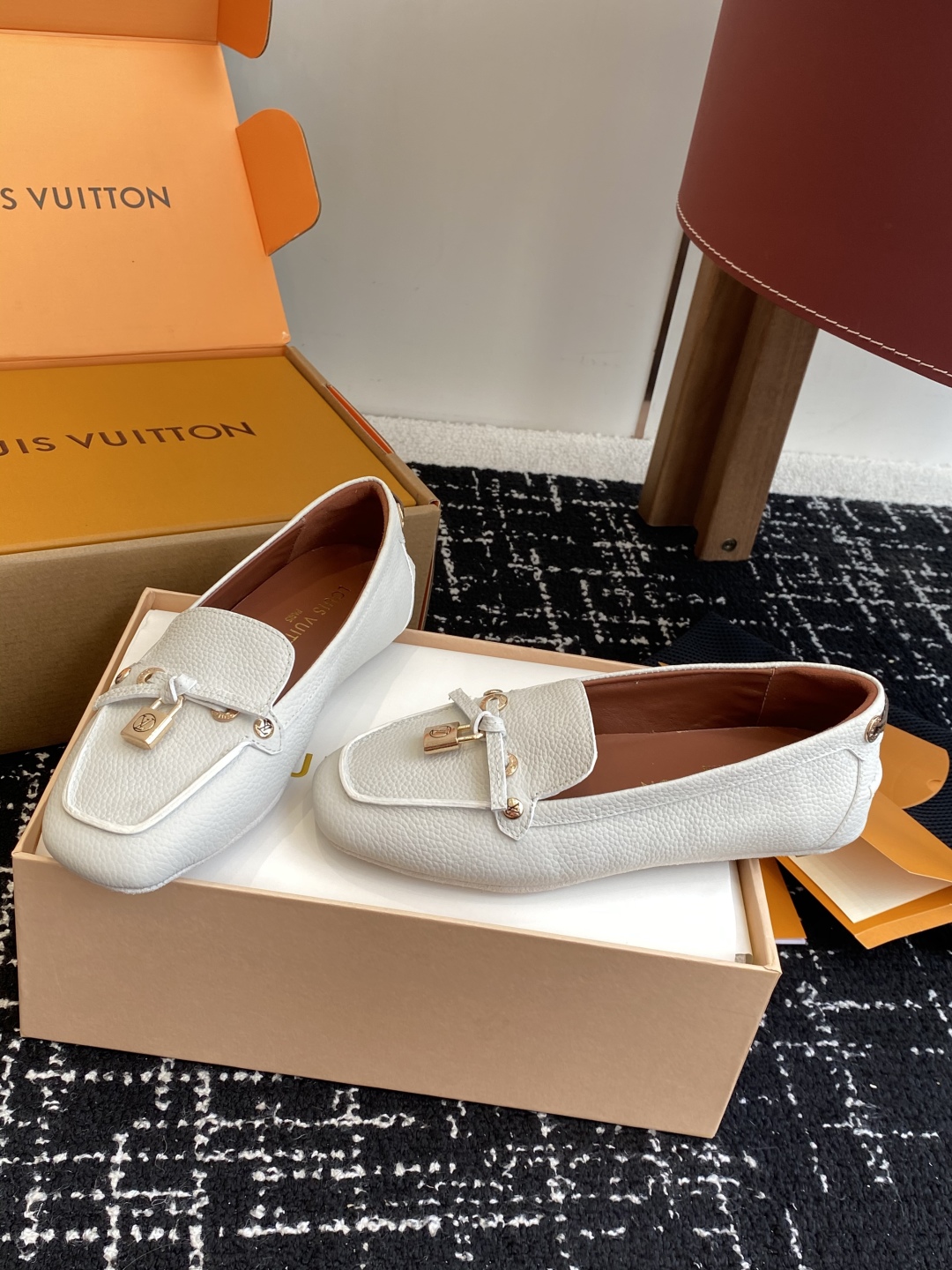 代购级
Louis vuitton 25ss 平底乐福鞋  豆豆鞋，采用优质牛皮 轻盈舒适的莫卡辛结构搭