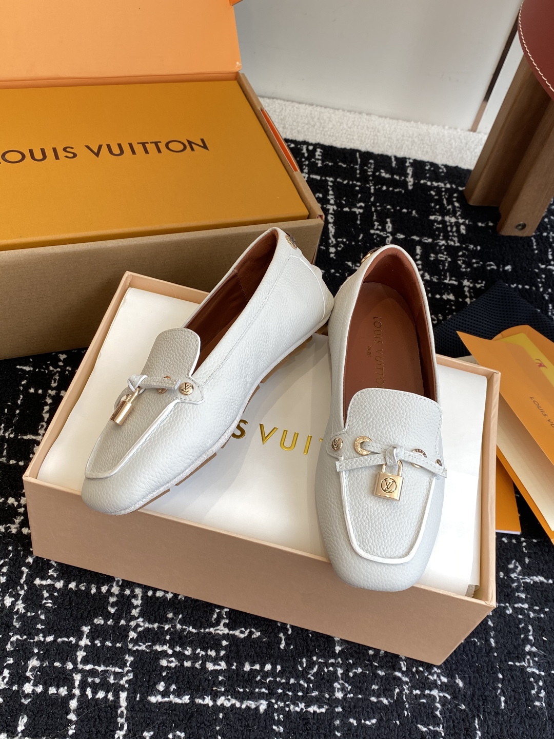 代购级
Louis vuitton 25ss 平底乐福鞋  豆豆鞋，采用优质牛皮 轻盈舒适的莫卡辛结构搭