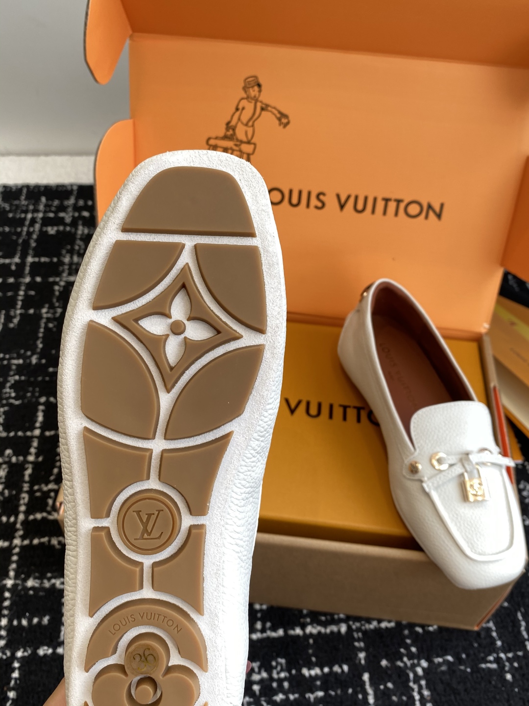 代购级
Louis vuitton 25ss 平底乐福鞋  豆豆鞋，采用优质牛皮 轻盈舒适的莫卡辛结构搭