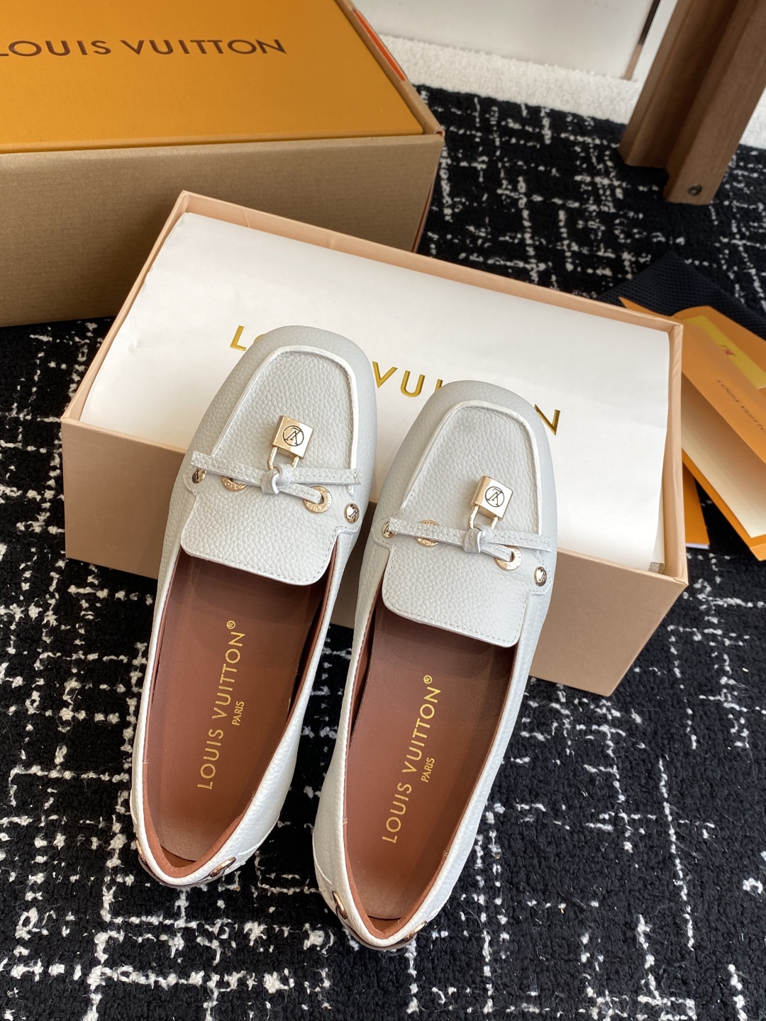 代购级
Louis vuitton 25ss 平底乐福鞋  豆豆鞋，采用优质牛皮 轻盈舒适的莫卡辛结构搭