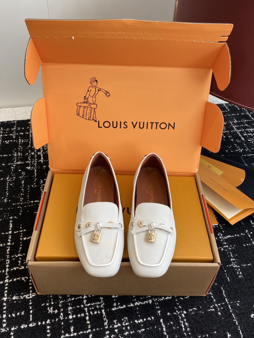 代购级
Louis vuitton 25ss 平底乐福鞋  豆豆鞋，采用优质牛皮 轻盈舒适的莫卡辛结构搭