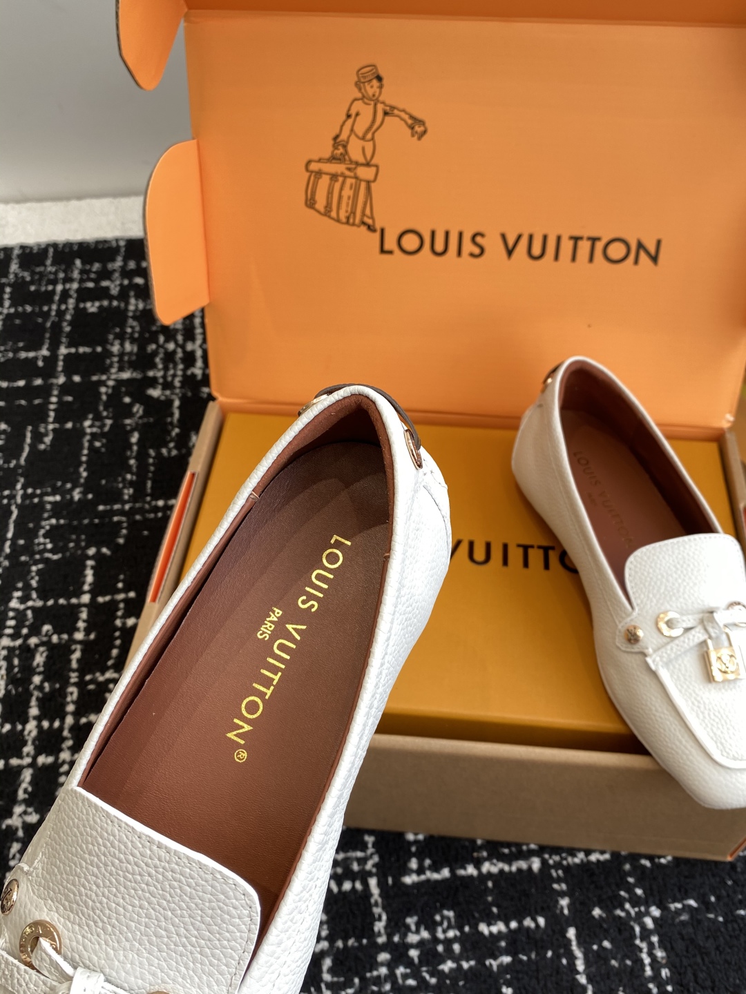 代购级
Louis vuitton 25ss 平底乐福鞋  豆豆鞋，采用优质牛皮 轻盈舒适的莫卡辛结构搭