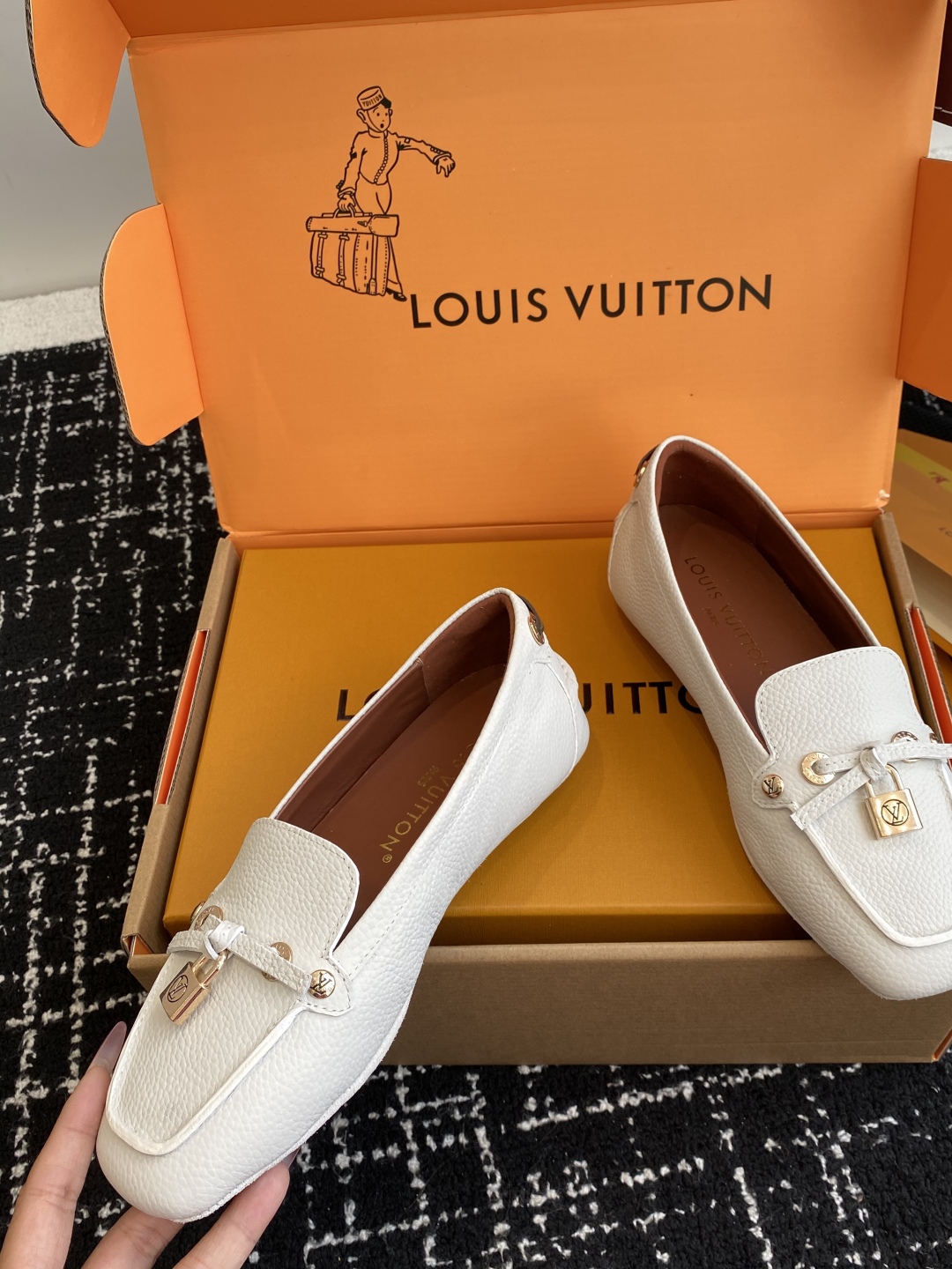 代购级
Louis vuitton 25ss 平底乐福鞋  豆豆鞋，采用优质牛皮 轻盈舒适的莫卡辛结构搭