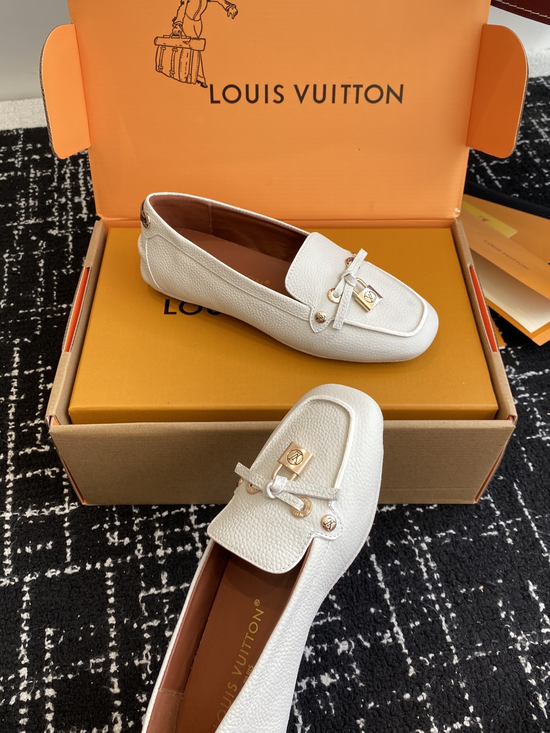 代购级
Louis vuitton 25ss 平底乐福鞋  豆豆鞋，采用优质牛皮 轻盈舒适的莫卡辛结构搭