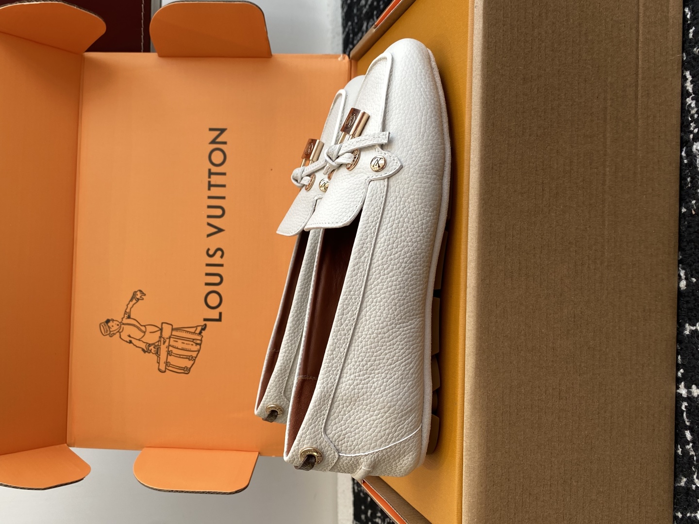 代购级
Louis vuitton 25ss 平底乐福鞋  豆豆鞋，采用优质牛皮 轻盈舒适的莫卡辛结构搭