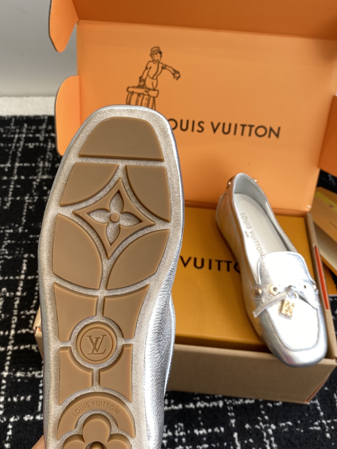 代购级
Louis vuitton 25ss 平底乐福鞋  豆豆鞋，采用优质牛皮 轻盈舒适的莫卡辛结构搭