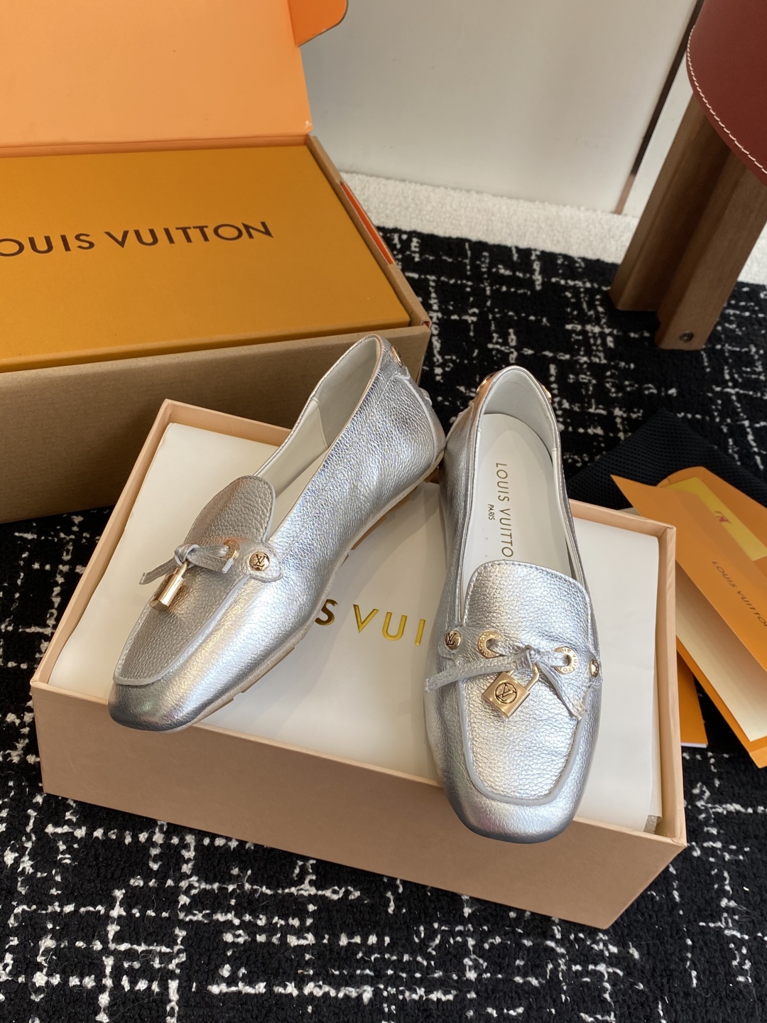 代购级
Louis vuitton 25ss 平底乐福鞋  豆豆鞋，采用优质牛皮 轻盈舒适的莫卡辛结构搭