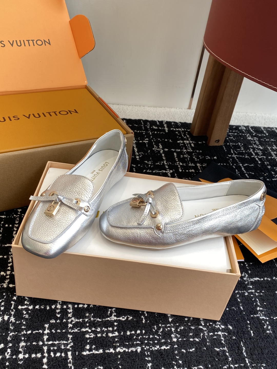 代购级
Louis vuitton 25ss 平底乐福鞋  豆豆鞋，采用优质牛皮 轻盈舒适的莫卡辛结构搭