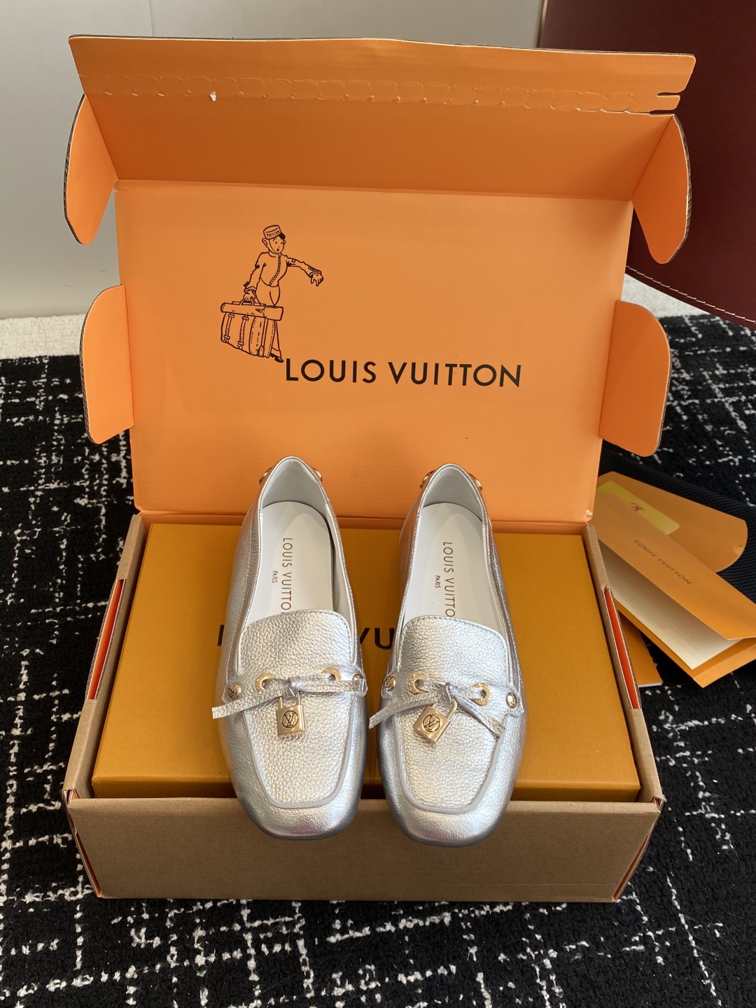 代购级
Louis vuitton 25ss 平底乐福鞋  豆豆鞋，采用优质牛皮 轻盈舒适的莫卡辛结构搭