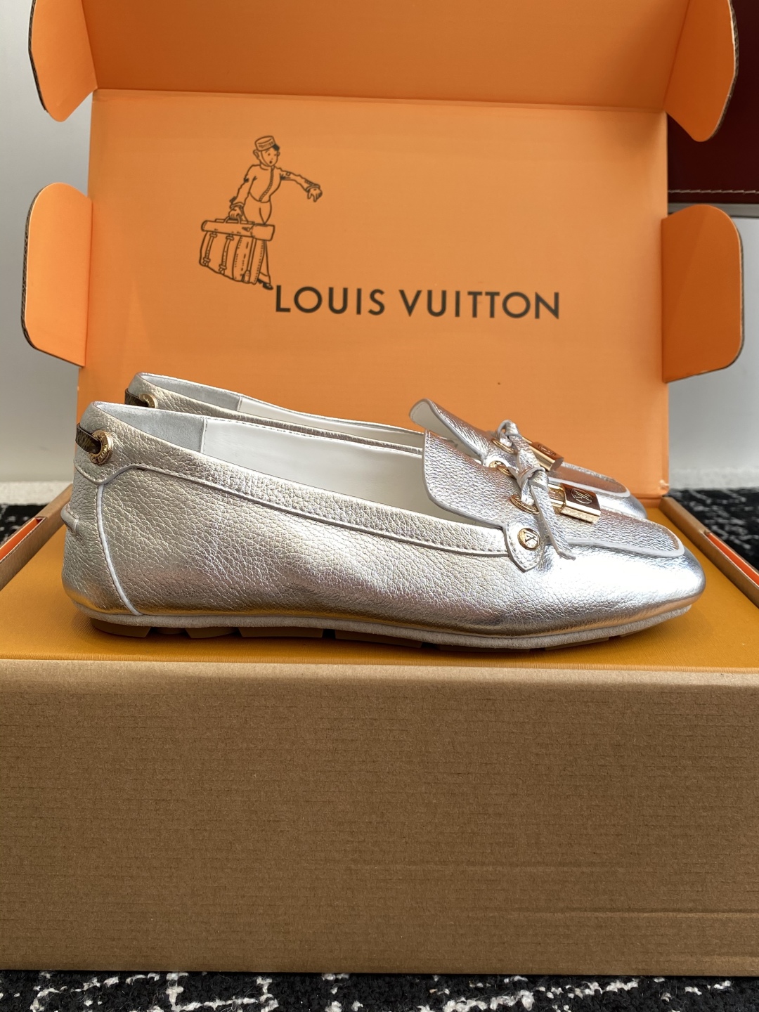 代购级
Louis vuitton 25ss 平底乐福鞋  豆豆鞋，采用优质牛皮 轻盈舒适的莫卡辛结构搭