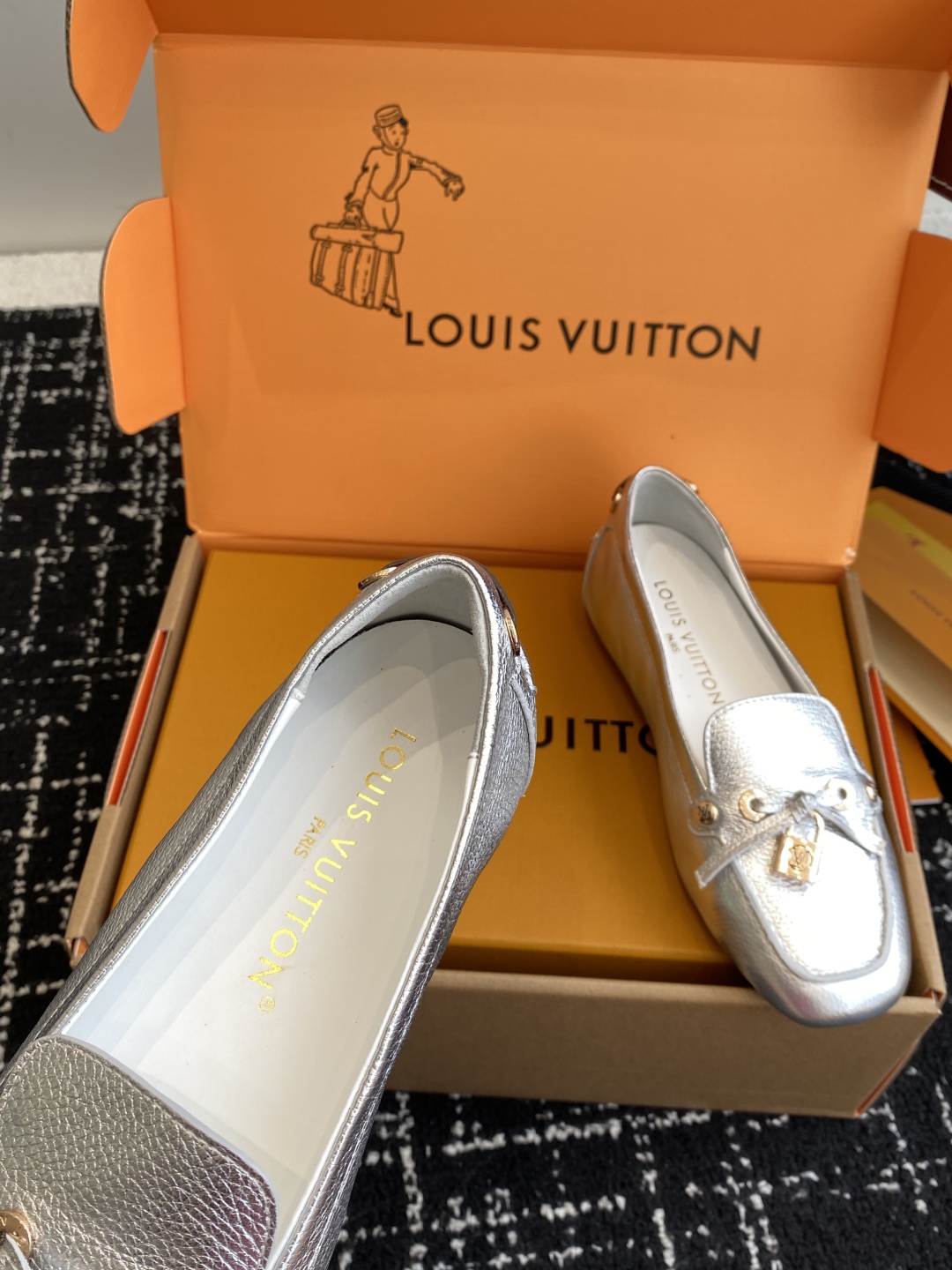 代购级
Louis vuitton 25ss 平底乐福鞋  豆豆鞋，采用优质牛皮 轻盈舒适的莫卡辛结构搭