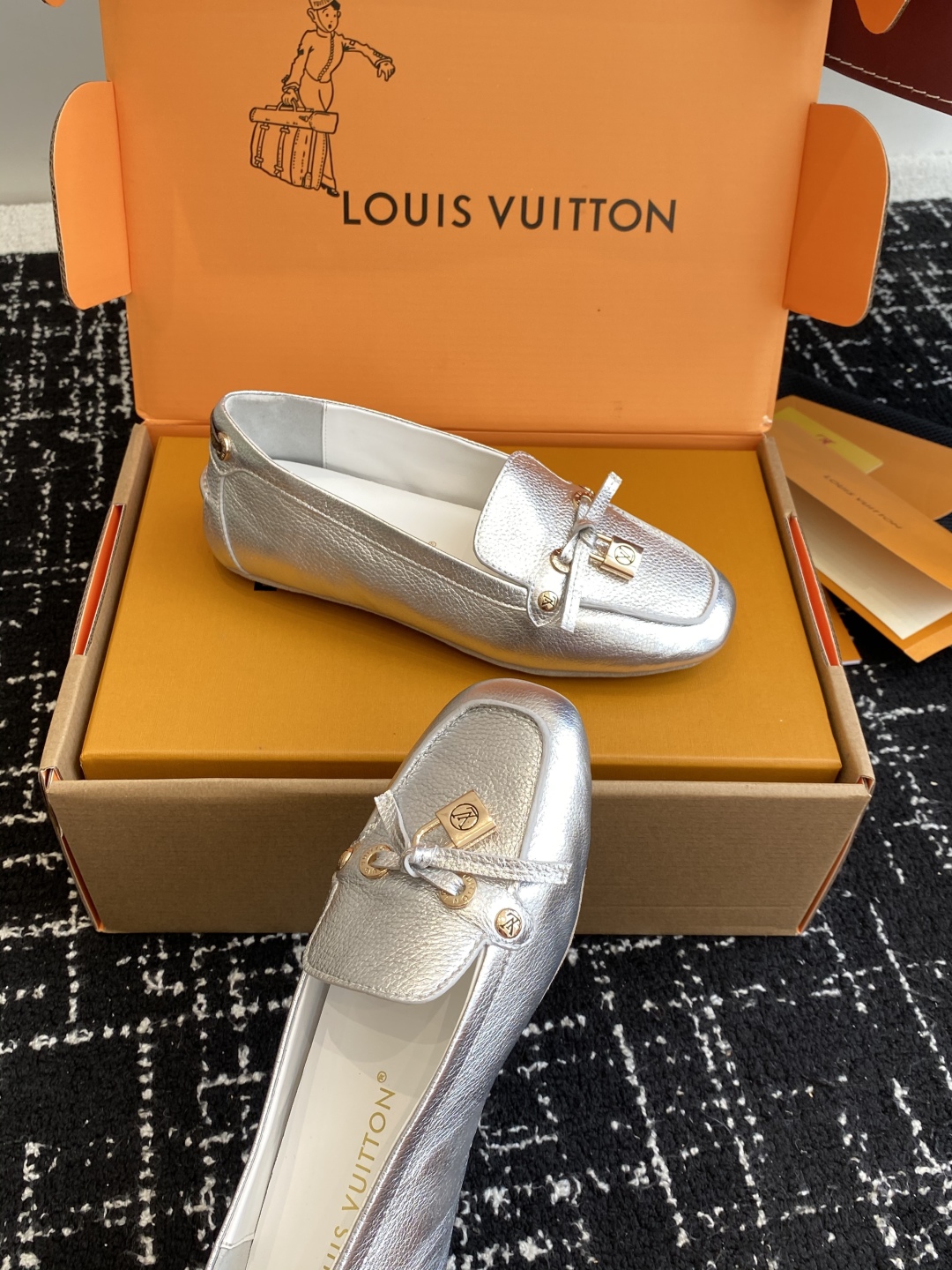 代购级
Louis vuitton 25ss 平底乐福鞋  豆豆鞋，采用优质牛皮 轻盈舒适的莫卡辛结构搭