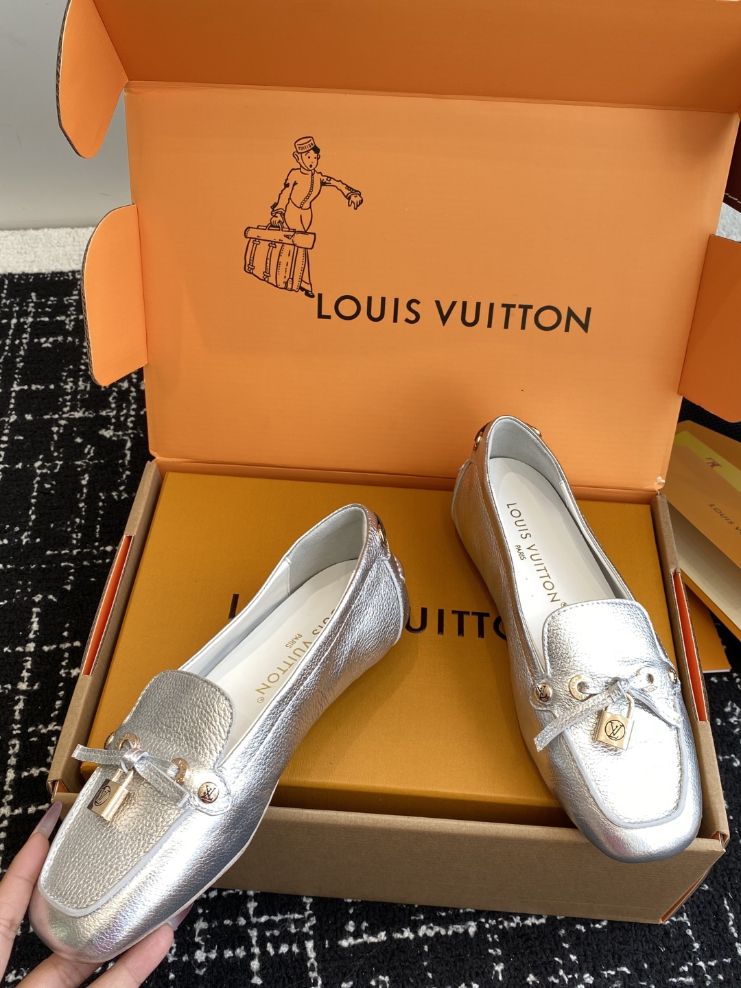代购级
Louis vuitton 25ss 平底乐福鞋  豆豆鞋，采用优质牛皮 轻盈舒适的莫卡辛结构搭