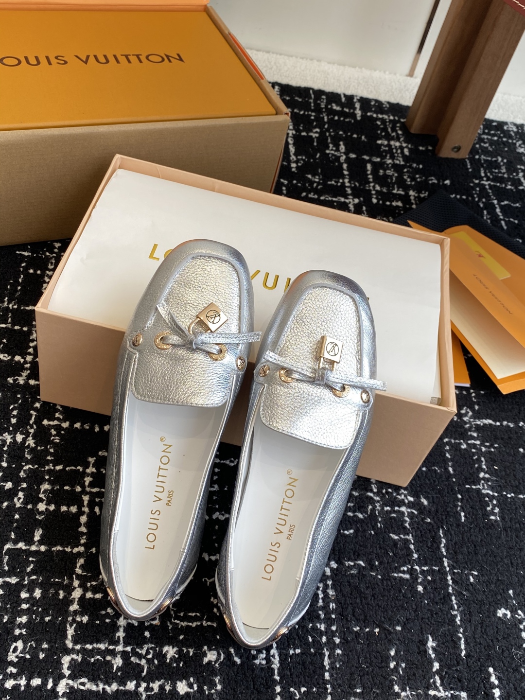 代购级
Louis vuitton 25ss 平底乐福鞋  豆豆鞋，采用优质牛皮 轻盈舒适的莫卡辛结构搭