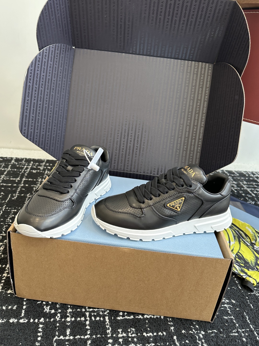 东莞代购级（官网同步✈️盒包装）
Prada 普拉达 25ss 春夏新款 德训鞋 休闲鞋 

精工制造，