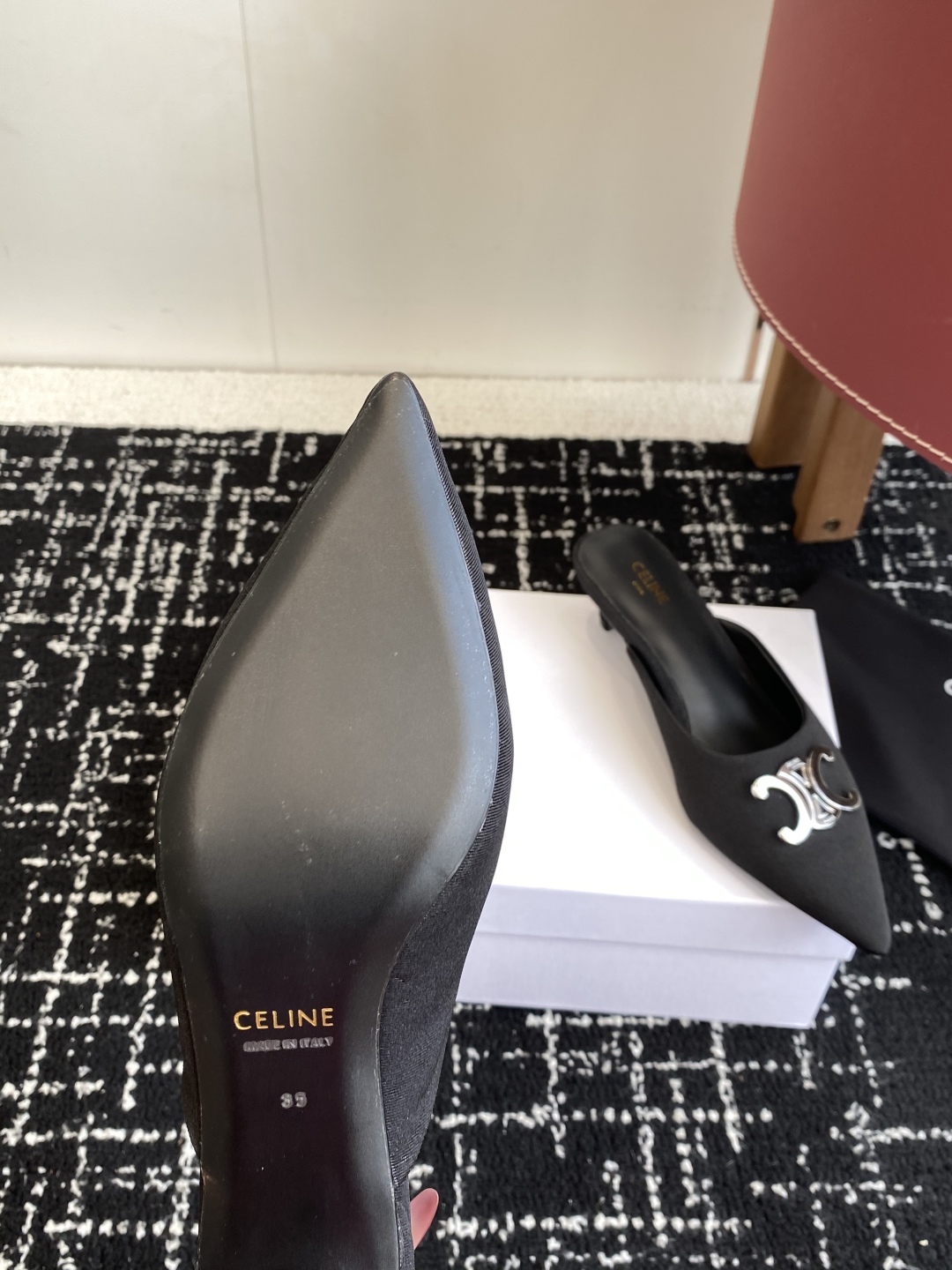 代购级
CELINE 思琳 2025SS新款凯旋门尖头平底
细跟拖鞋 性感气质尖头 凉鞋干净利落

超显