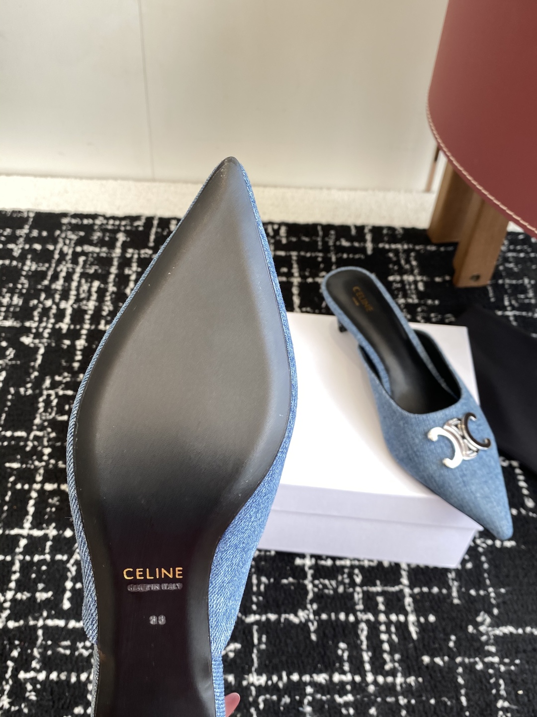 代购级
CELINE 思琳 2025SS新款凯旋门尖头平底
细跟拖鞋 性感气质尖头 凉鞋干净利落

超显
