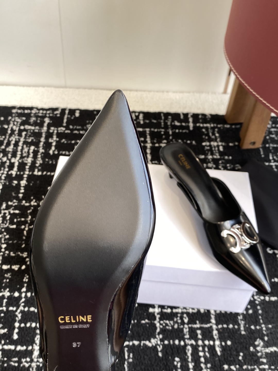 代购级
CELINE 思琳 2025SS新款凯旋门尖头平底
细跟拖鞋 性感气质尖头 凉鞋干净利落

超显