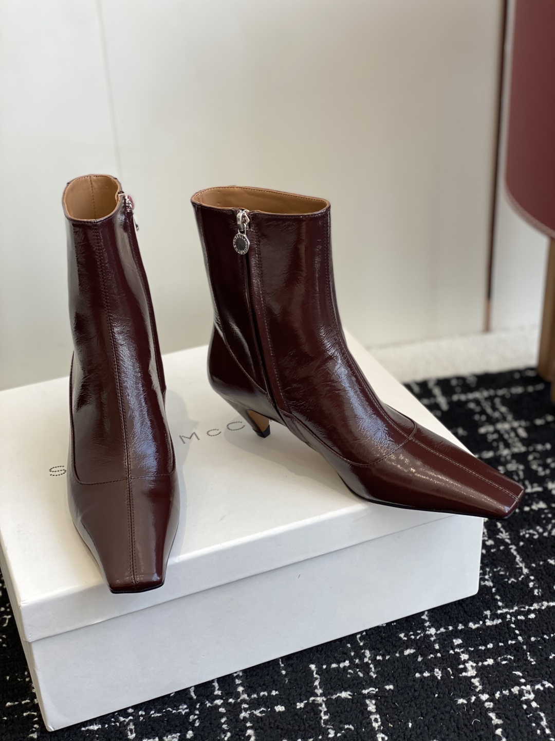 
代购级
Stella Mccartney（斯特拉麦卡托尼）来自英国的奢侈品牌。

品牌的设计风格主要以