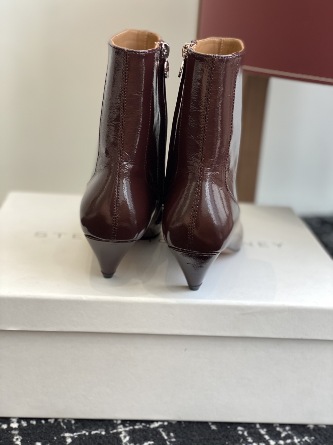 
代购级
Stella Mccartney（斯特拉麦卡托尼）来自英国的奢侈品牌。

品牌的设计风格主要以