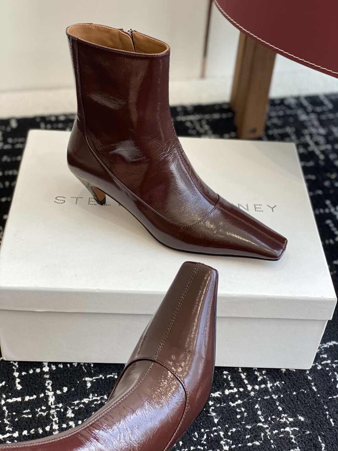 
代购级
Stella Mccartney（斯特拉麦卡托尼）来自英国的奢侈品牌。

品牌的设计风格主要以