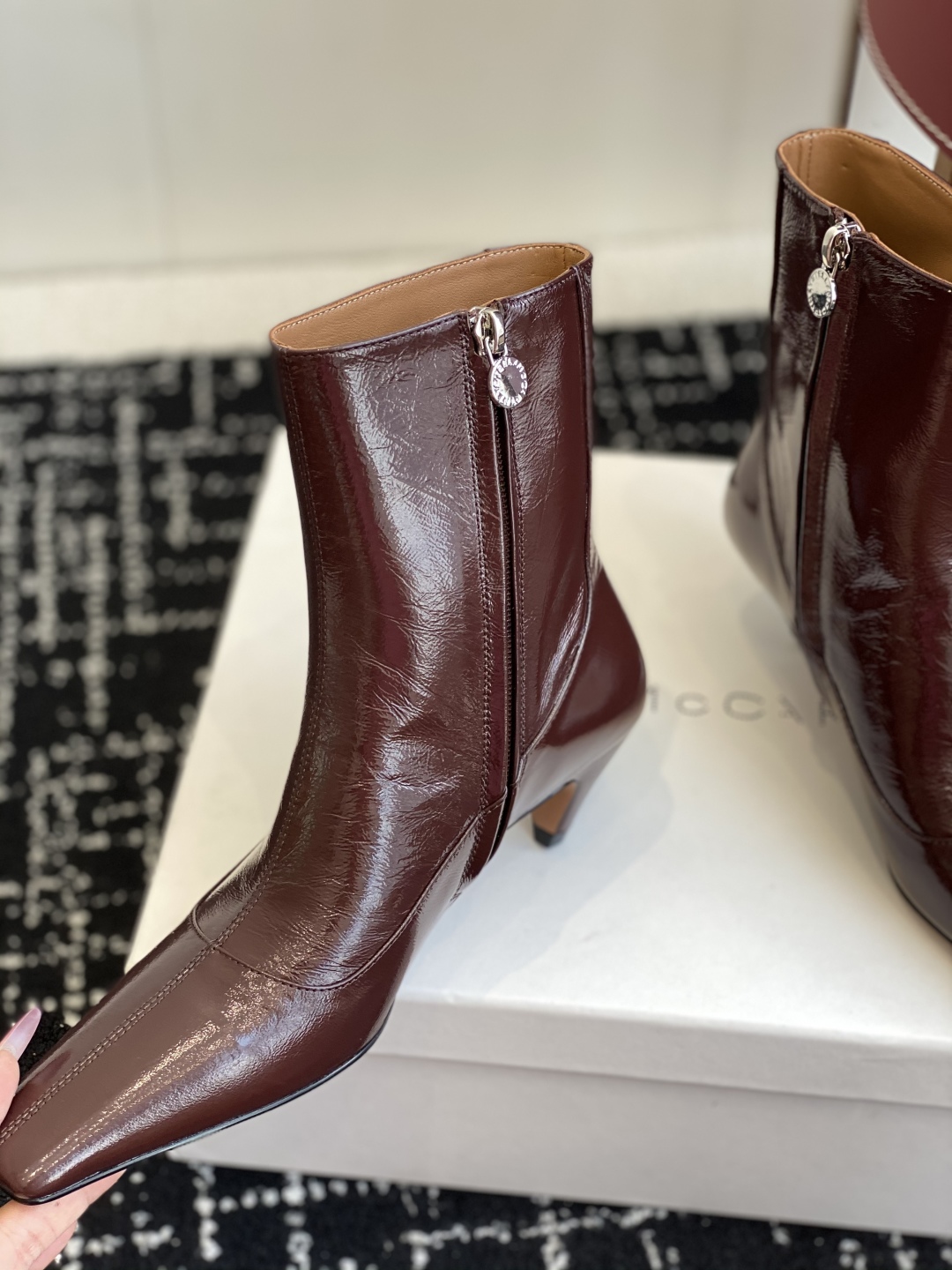 
代购级
Stella Mccartney（斯特拉麦卡托尼）来自英国的奢侈品牌。

品牌的设计风格主要以