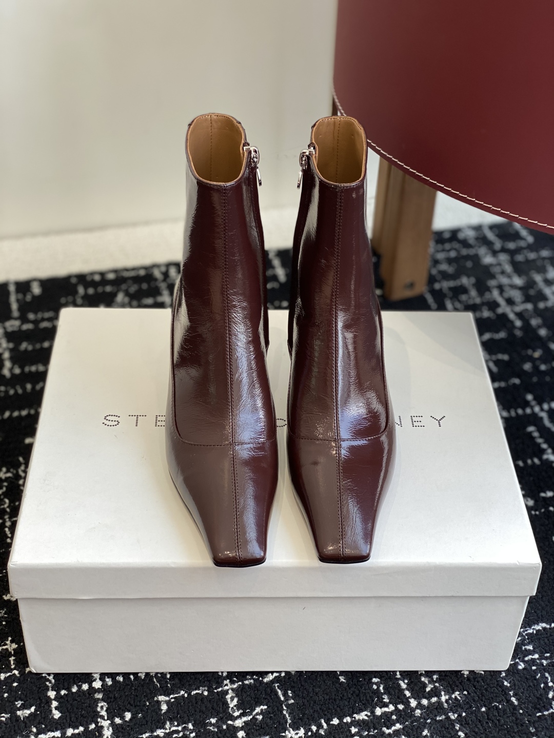 
代购级
Stella Mccartney（斯特拉麦卡托尼）来自英国的奢侈品牌。

品牌的设计风格主要以