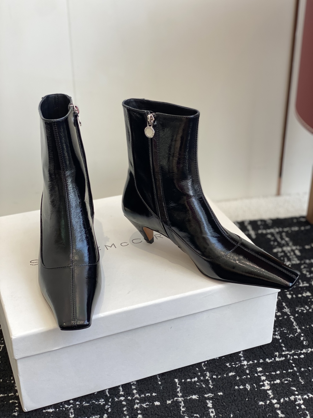 
代购级
Stella Mccartney（斯特拉麦卡托尼）来自英国的奢侈品牌。

品牌的设计风格主要以