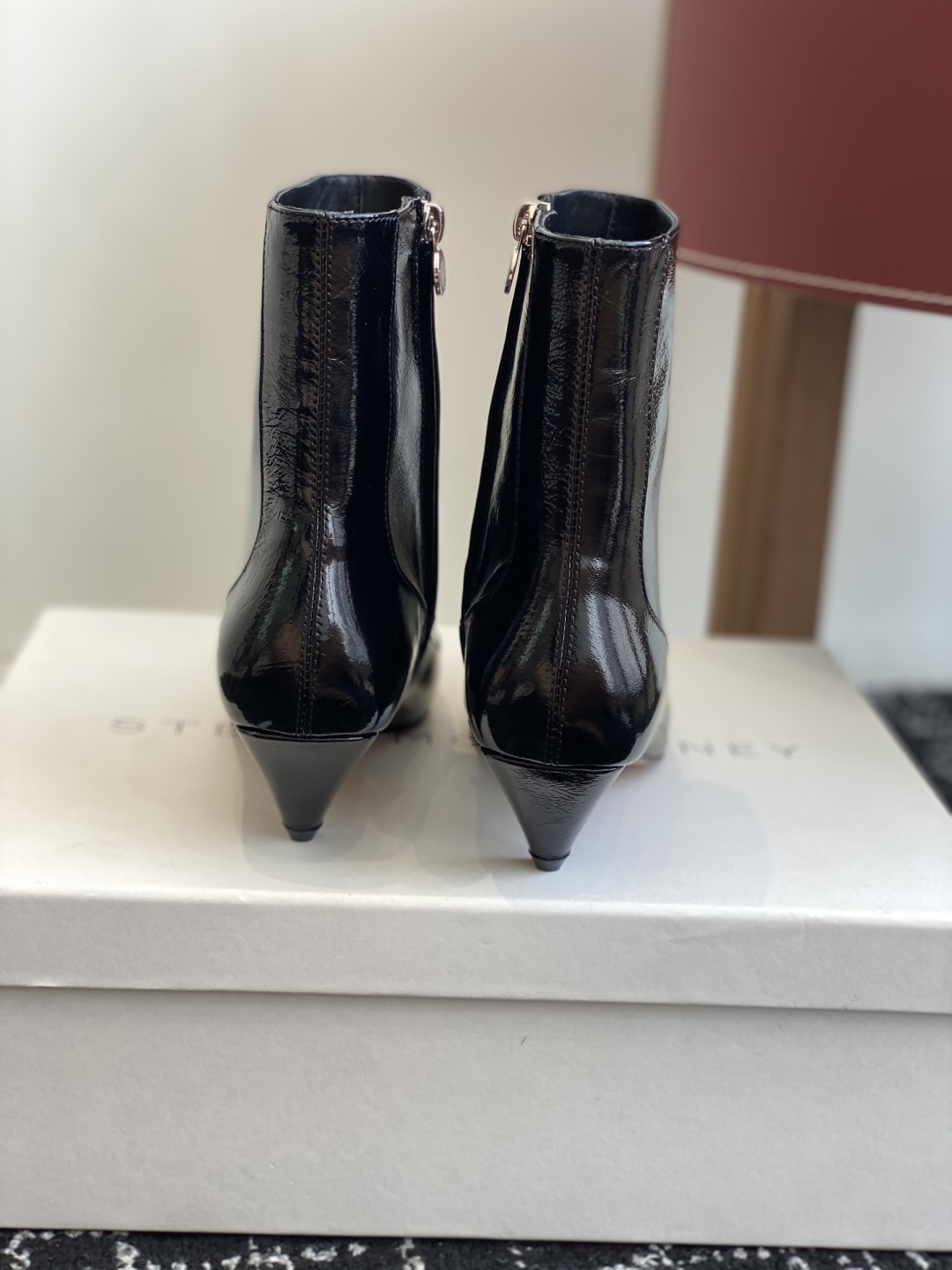 
代购级
Stella Mccartney（斯特拉麦卡托尼）来自英国的奢侈品牌。

品牌的设计风格主要以
