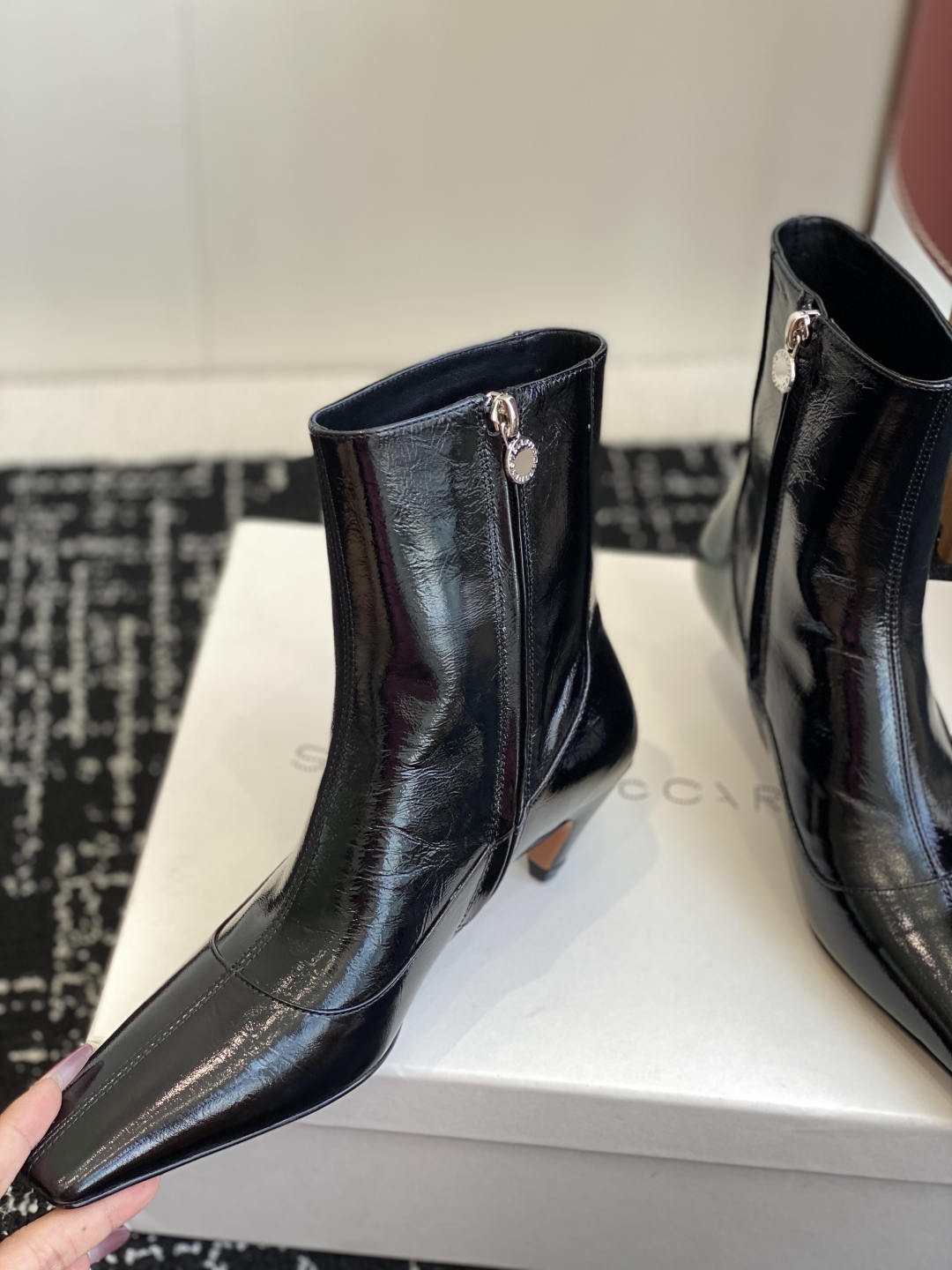 
代购级
Stella Mccartney（斯特拉麦卡托尼）来自英国的奢侈品牌。

品牌的设计风格主要以