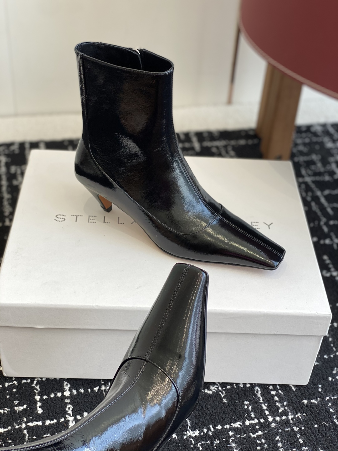 
代购级
Stella Mccartney（斯特拉麦卡托尼）来自英国的奢侈品牌。

品牌的设计风格主要以