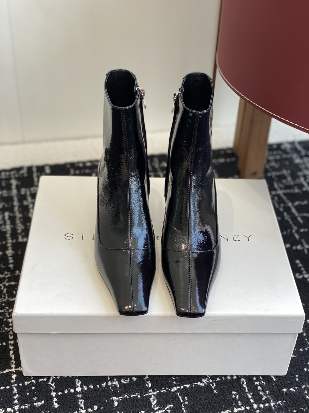 
代购级
Stella Mccartney（斯特拉麦卡托尼）来自英国的奢侈品牌。

品牌的设计风格主要以