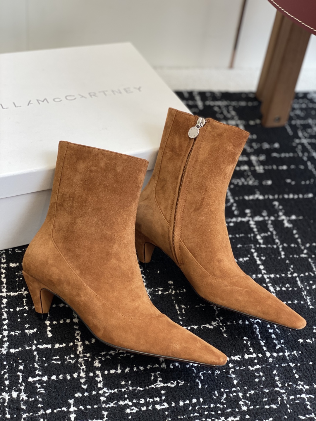 
代购级
Stella Mccartney（斯特拉麦卡托尼）来自英国的奢侈品牌。

品牌的设计风格主要以