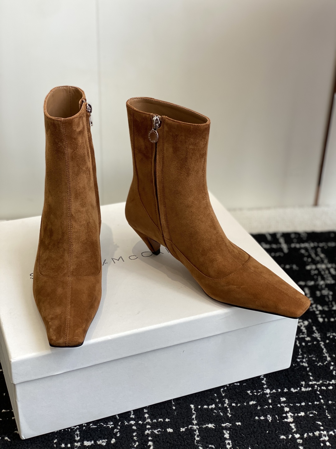 
代购级
Stella Mccartney（斯特拉麦卡托尼）来自英国的奢侈品牌。

品牌的设计风格主要以