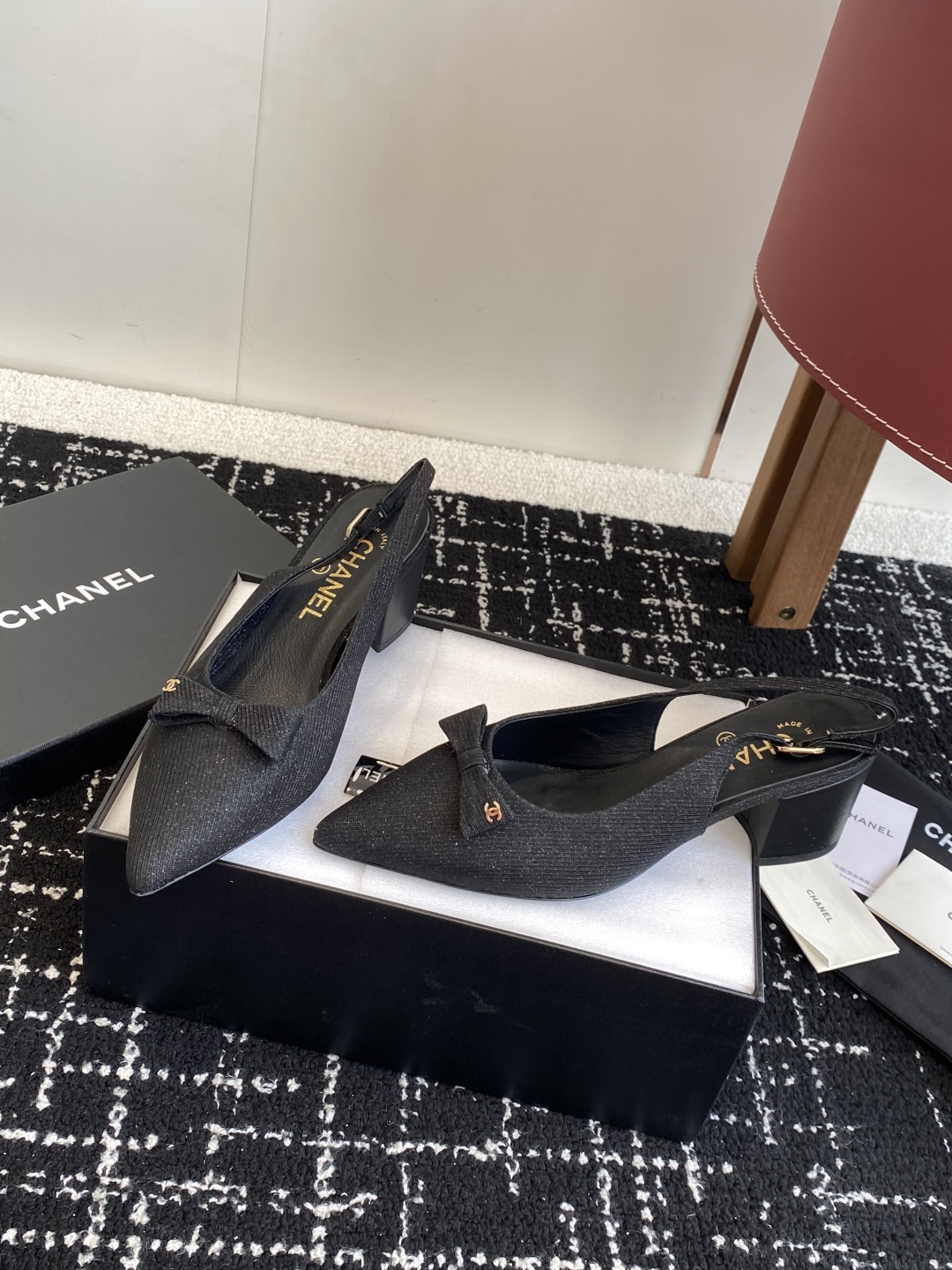 代购级
小香CHANEL25ss 早春新品太香了 蝴蝶结尖头单鞋凉鞋系列!

这双我称之为“氛围感之神”