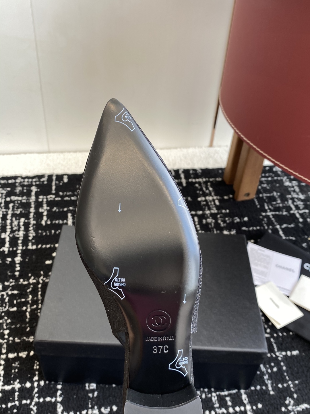 代购级
小香CHANEL25ss 早春新品太香了 蝴蝶结尖头单鞋凉鞋系列!

这双我称之为“氛围感之神”