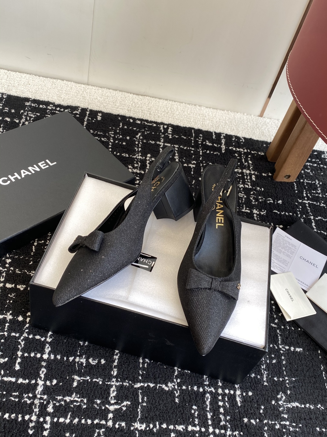 代购级
小香CHANEL25ss 早春新品太香了 蝴蝶结尖头单鞋凉鞋系列!

这双我称之为“氛围感之神”