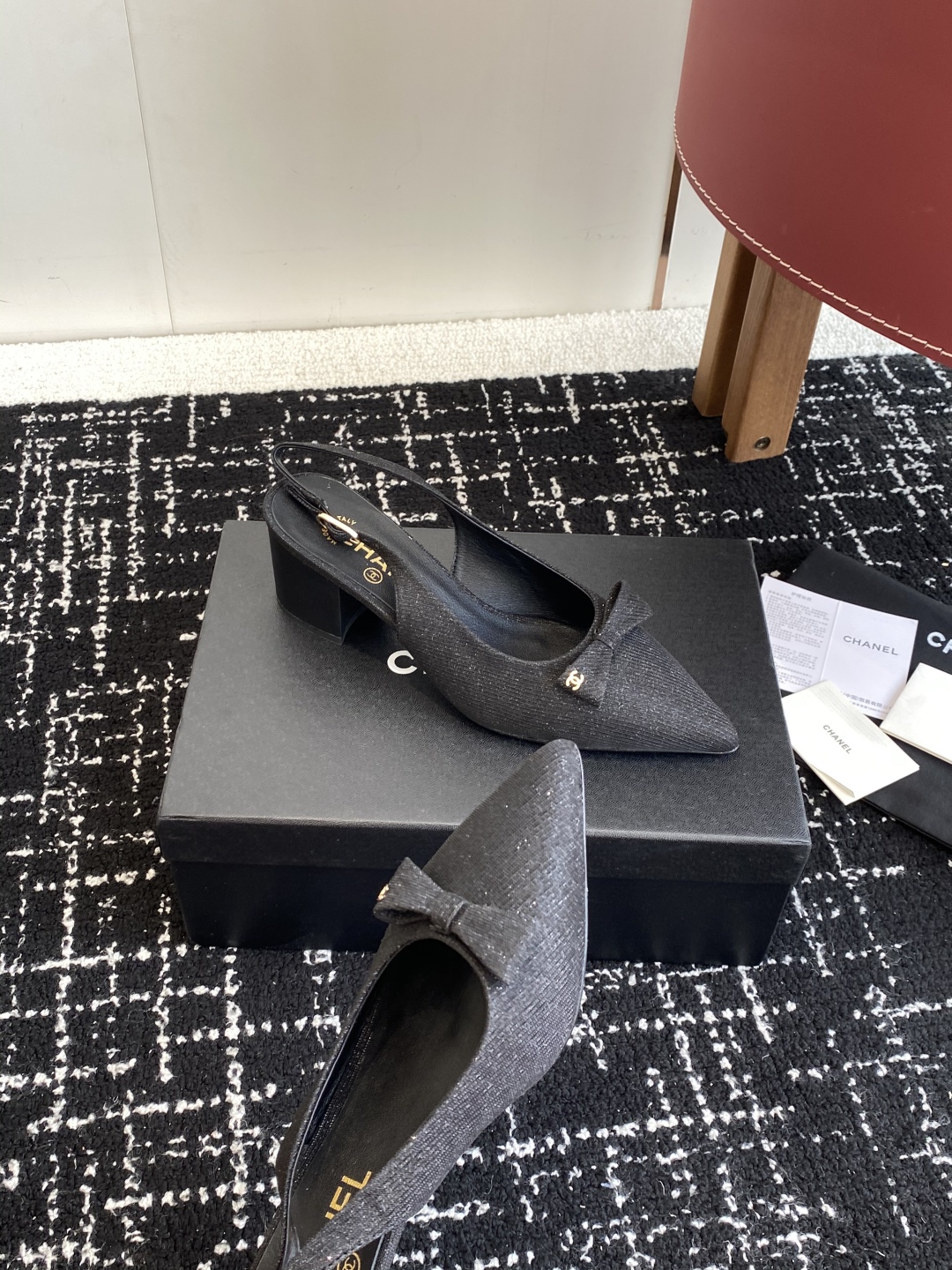 代购级
小香CHANEL25ss 早春新品太香了 蝴蝶结尖头单鞋凉鞋系列!

这双我称之为“氛围感之神”